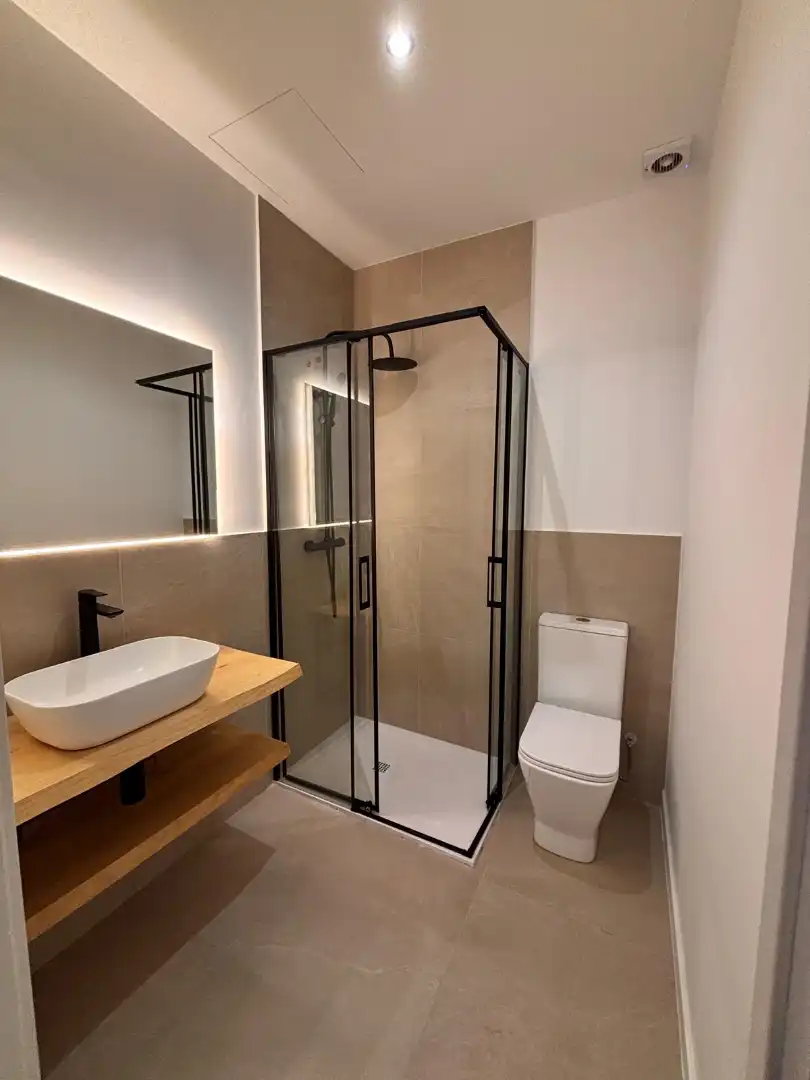 Bathroom of Flat for sale in Barcelona  with Air Conditioner, Oven and Microwave