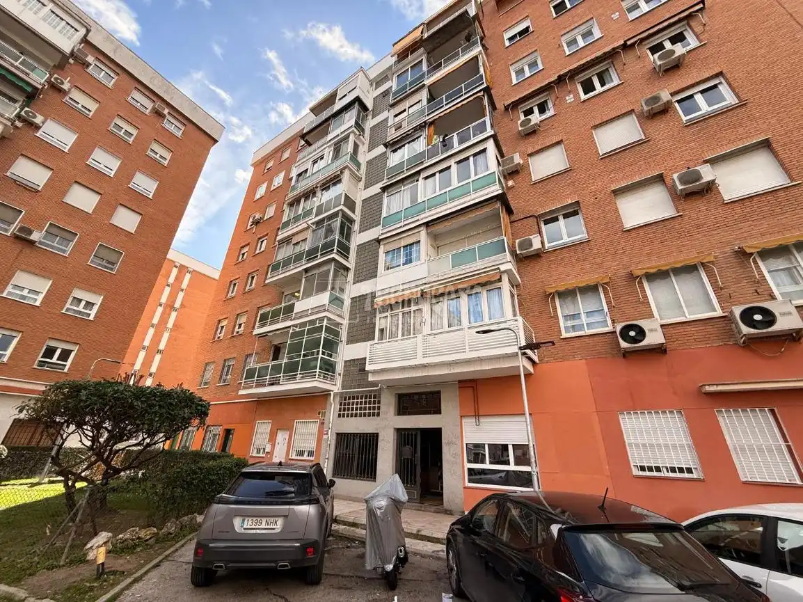 Vista exterior de Piso en venta en Madrid con Calefacción