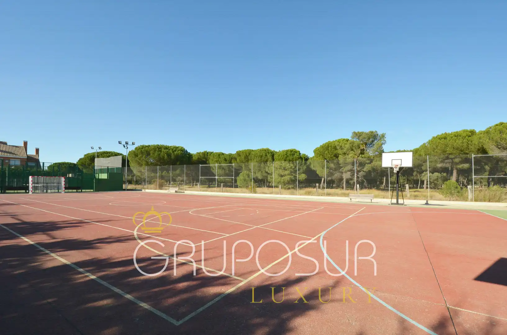 Parkplatz von Einfamilien-Reihenhaus zum Verkauf in Aldeamayor de San Martín mit Heizung, Privatgarten und Parkett