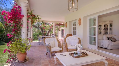 Villa de ensueño inspirada en el estilo andaluz, ubicada en una extensa parcela plana en El Paraíso Medio