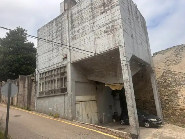 Vista exterior de Nau industrial en venda en Ribadeo