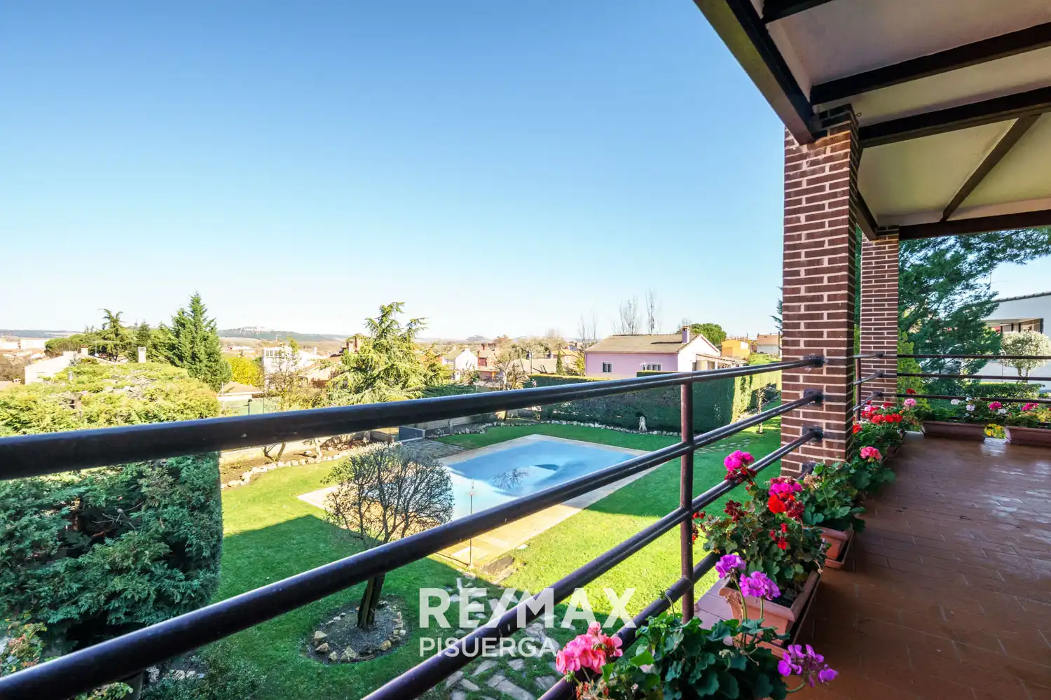 Vista exterior de Casa o xalet en venda en Tudela de Duero amb Calefacció, Jardí privat i Terrassa