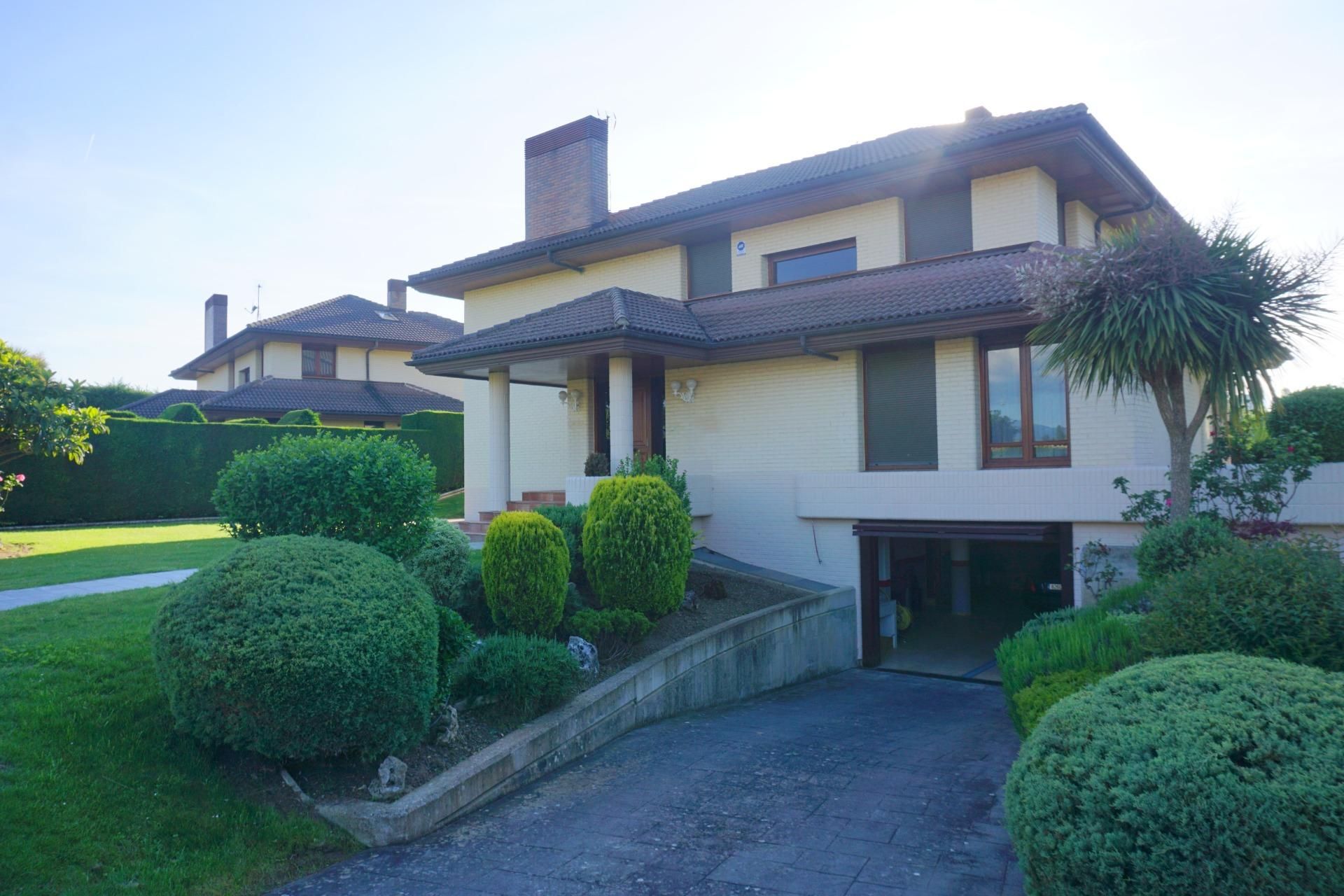 Vista exterior de Casa o xalet en venda en Vitoria - Gasteiz amb Calefacció, Jardí privat i Traster