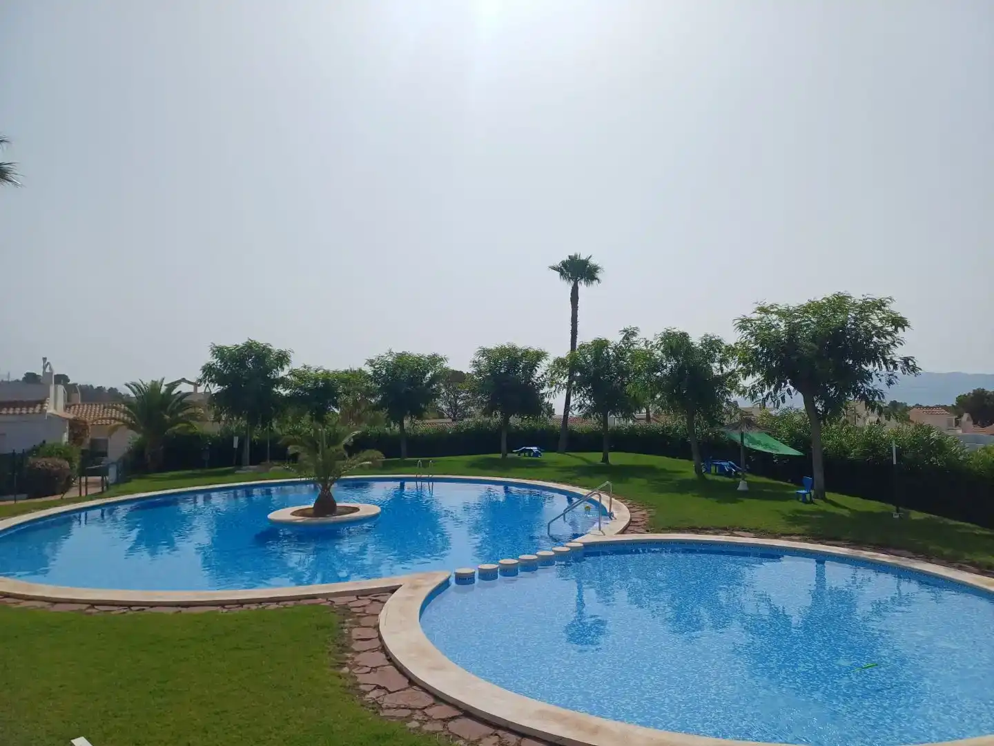 Schwimmbecken von Einfamilien-Reihenhaus zum Verkauf in Polop mit Klimaanlage