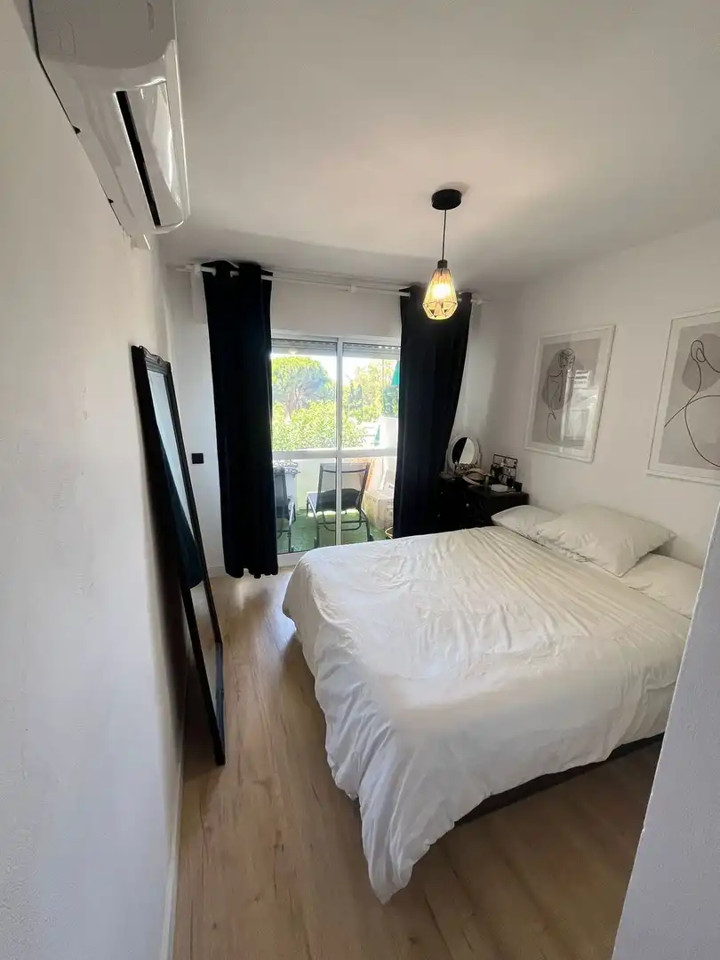 Dormitori de Apartament en venda en Marbella amb Aire condicionat, Terrassa i Piscina comunitària