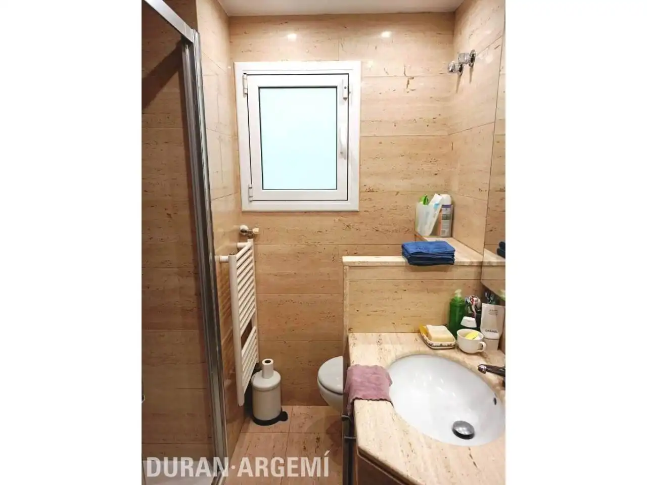 Badezimmer von Wohnung zum Verkauf in Barcelona mit Klimaanlage und Parkett