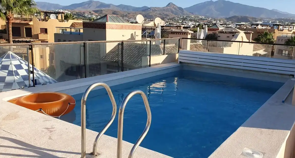 Schwimmbecken von Maisonette zur Miete in Estepona mit Terrasse, Schwimmbad und Gemeinschaftspool
