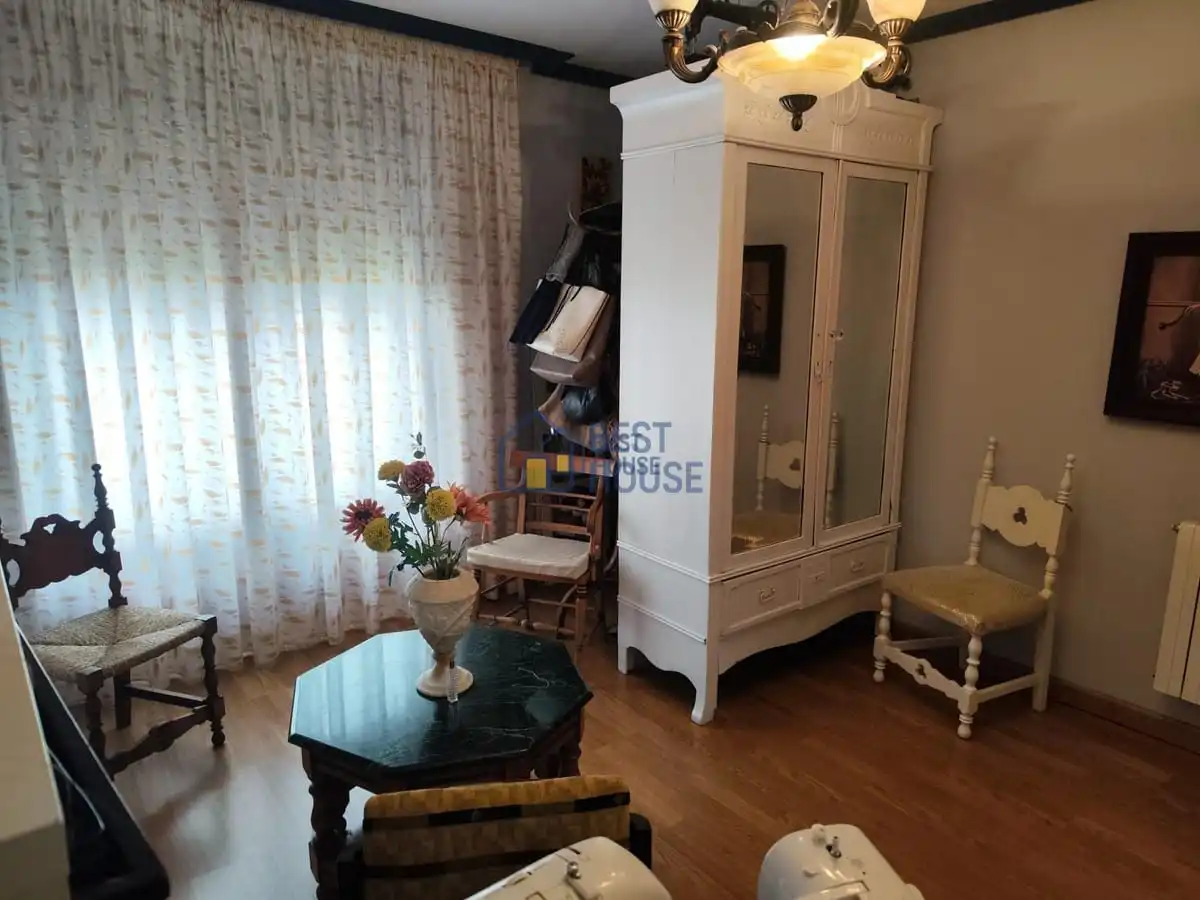 Sala d'estar de Casa o xalet en venda en San Andrés del Rabanedo amb Calefacció, Jardí privat i Parquet