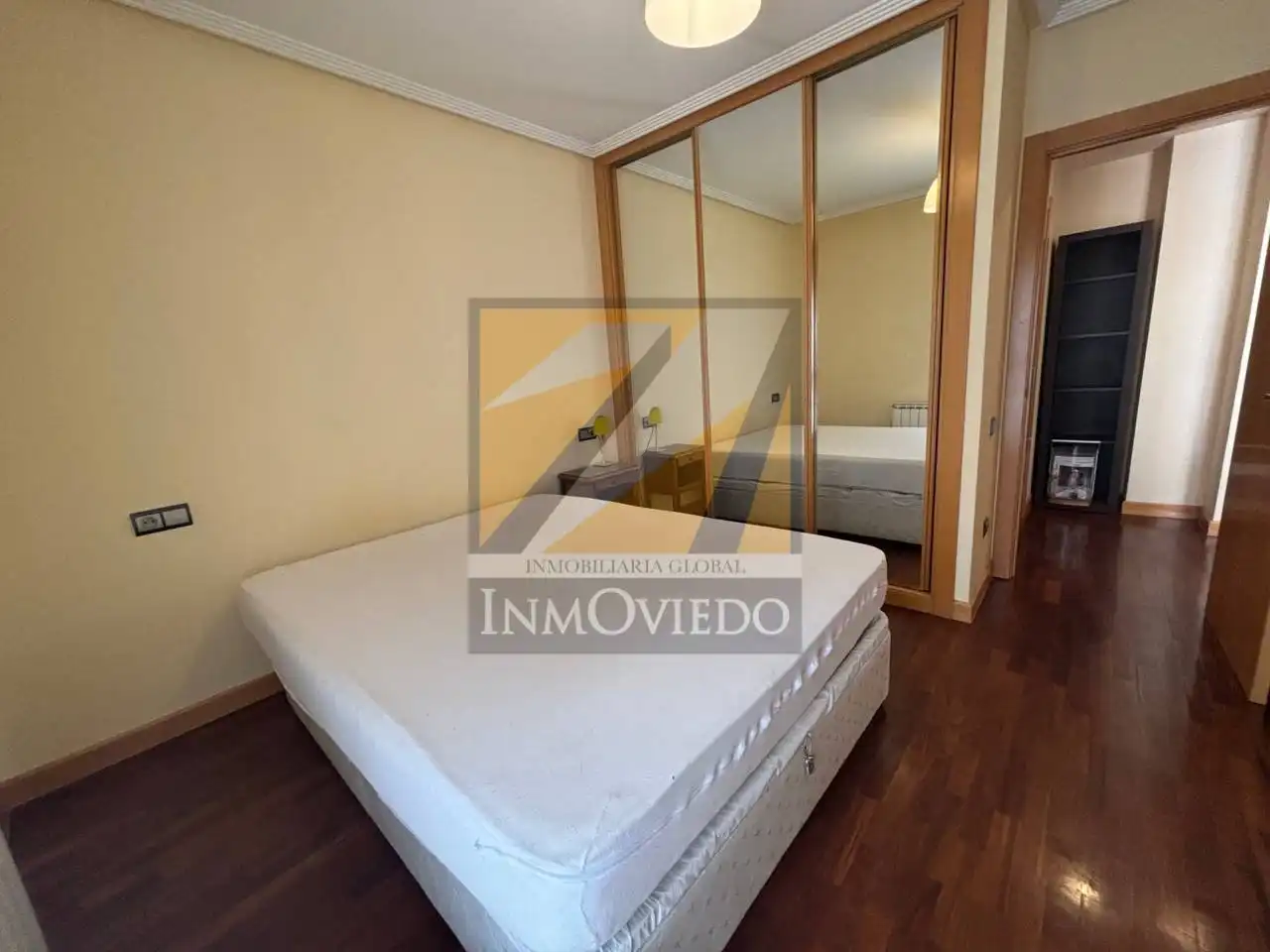 Dormitori de Pis en venda en Oviedo  amb Calefacció i Moblat