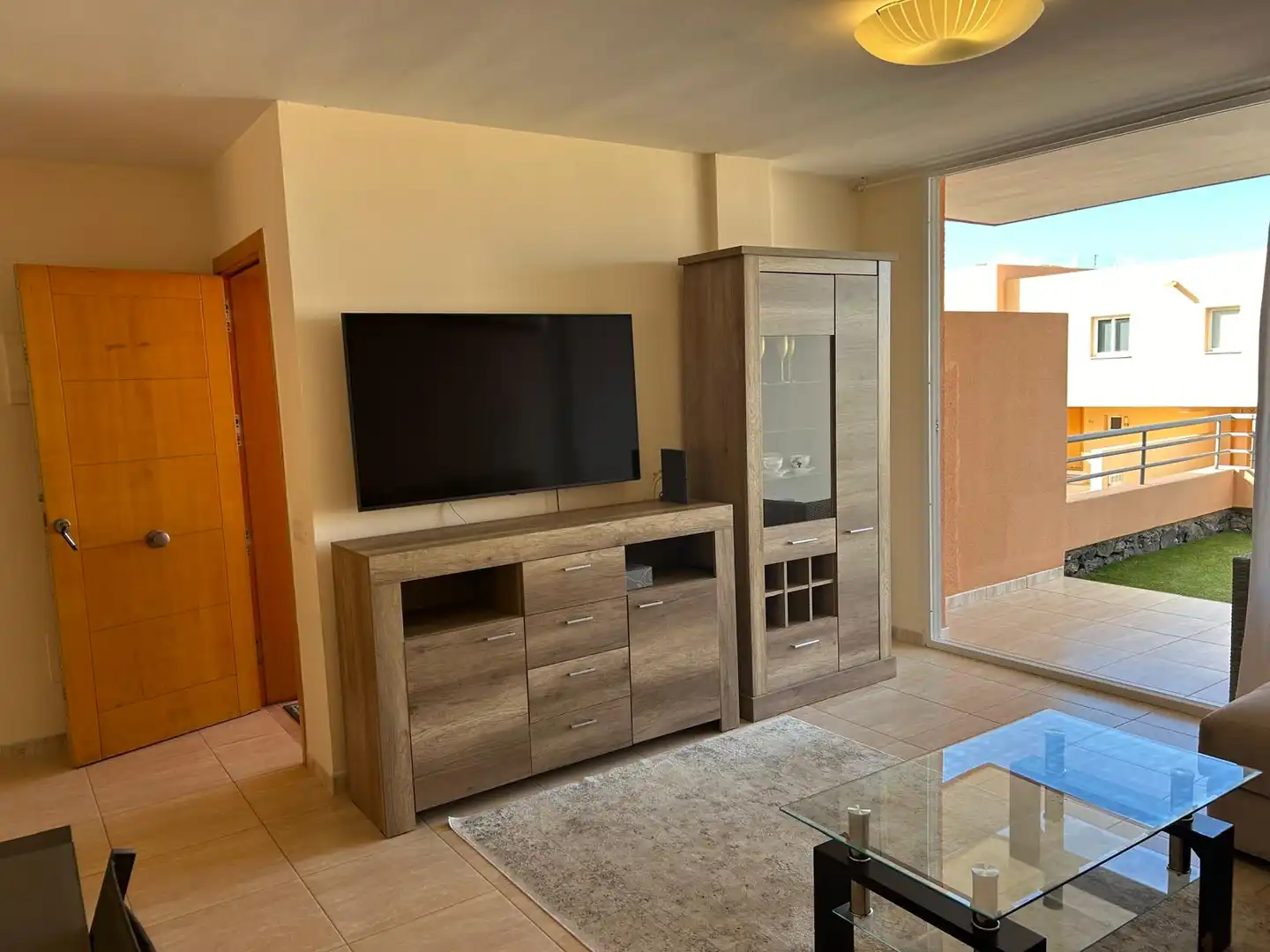 Sala d'estar de Casa adosada en venda en Adeje amb Aire condicionat, Terrassa i Moblat