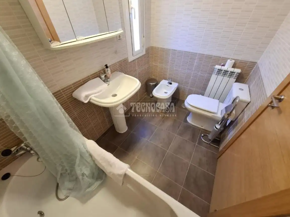 Baño de Casa adosada en venta en Ávila con Calefacción, Amueblado y Balcón