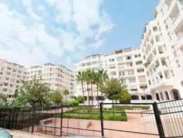 Außenansicht von Wohnung zum Verkauf in Marbella mit Klimaanlage, Heizung und Privatgarten