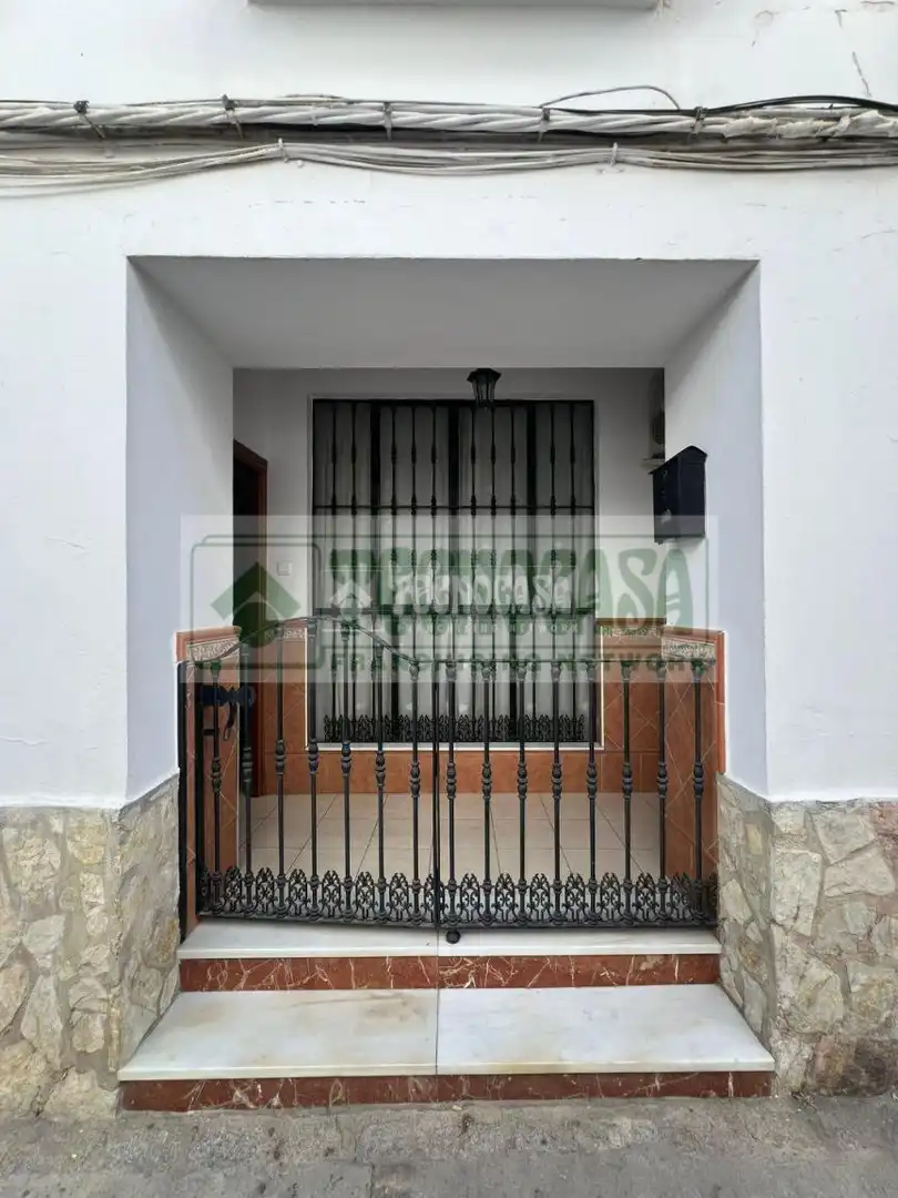 Außenansicht von Einfamilien-Reihenhaus zum Verkauf in Setenil de las Bodegas mit Heizung