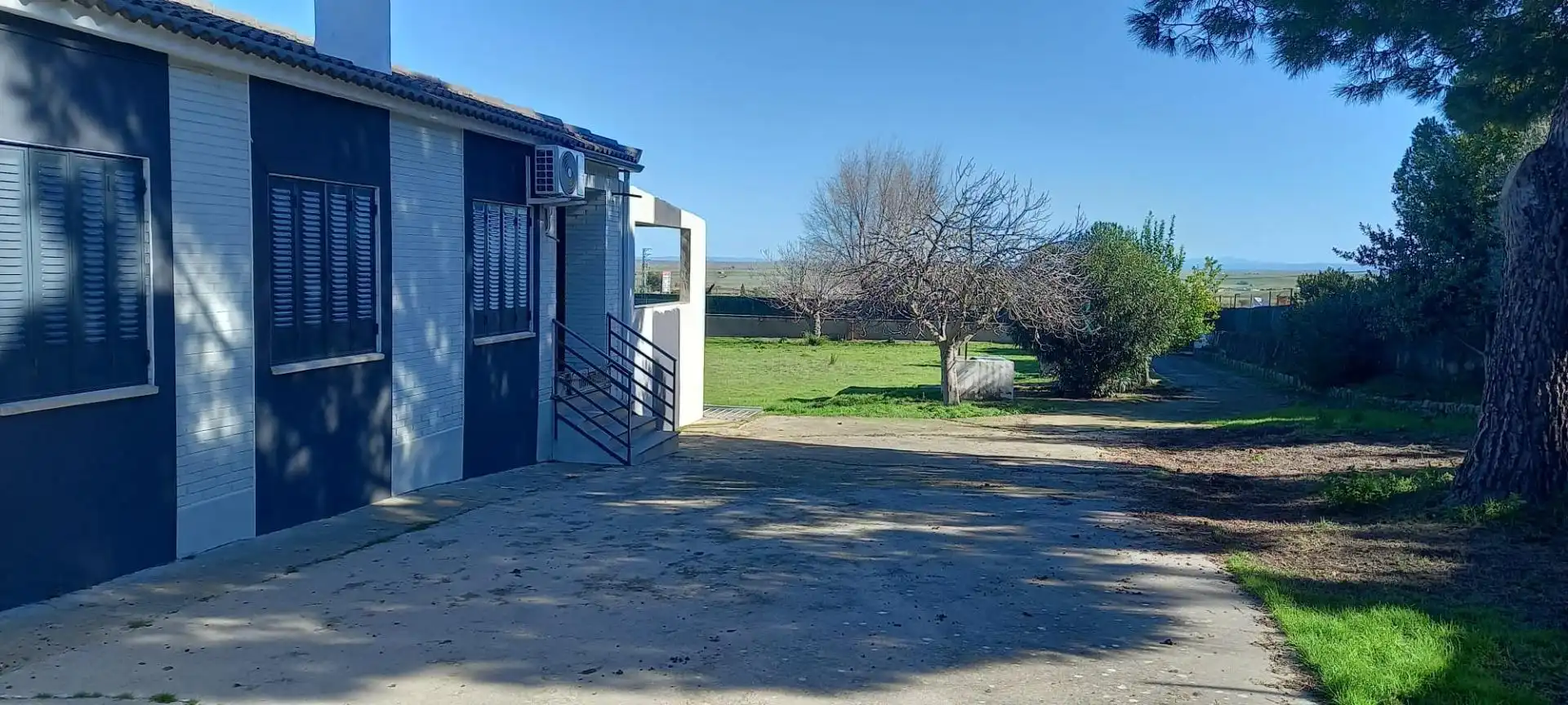 Vista exterior de Casa o xalet en venda en Sierra de Fuentes amb Aire condicionat, Terrassa i Moblat