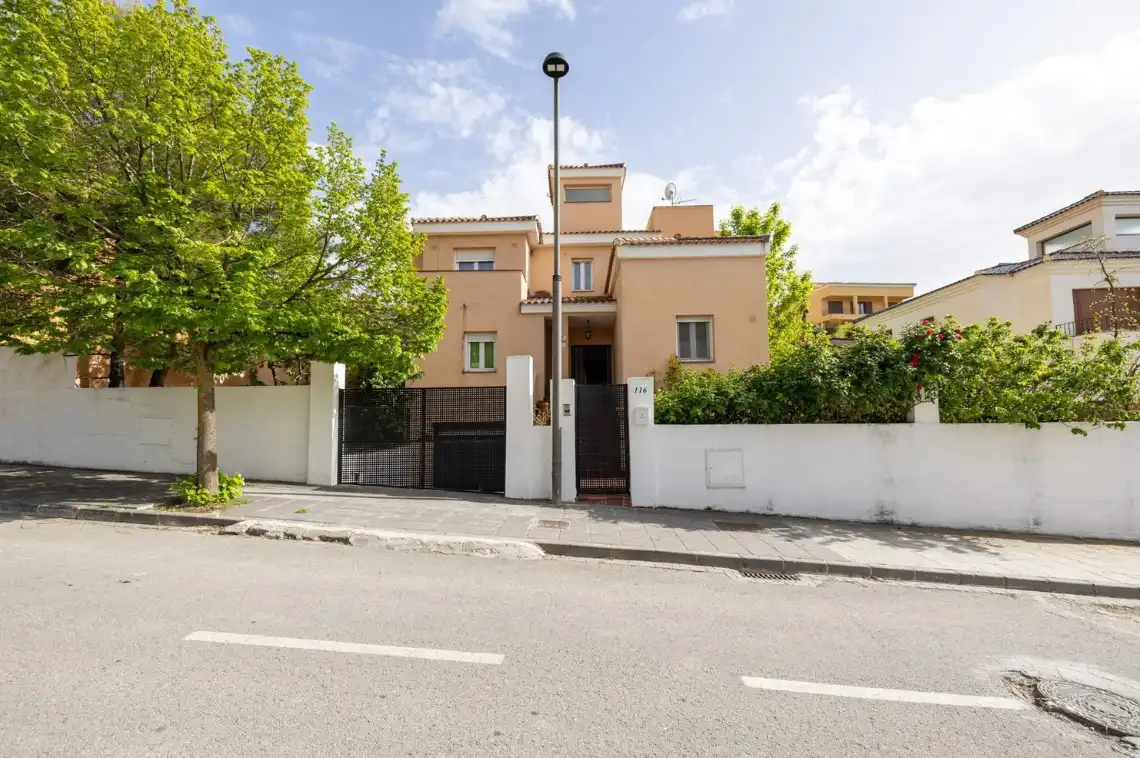 Vista exterior de Casa o chalet en venta en La Zubia con Aire acondicionado, Calefacción y Jardín privado