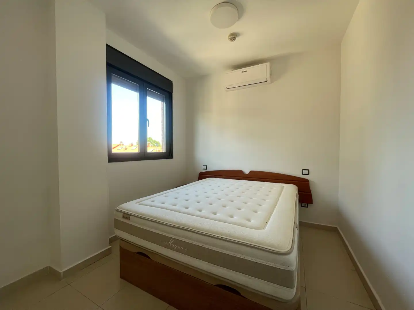 Dormitori de Apartament de lloguer en Alcalá de Henares amb Aire condicionat i Moblat