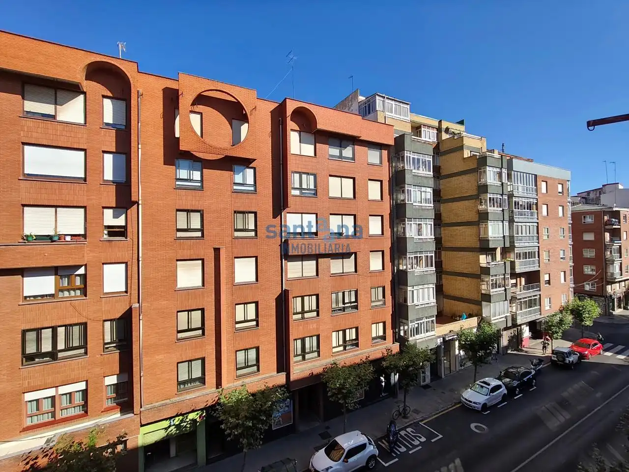 Vista exterior de Pis en venda en León Capital  amb Calefacció i Traster