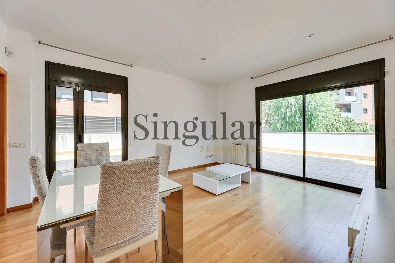 Sala d'estar de Pis en venda en Sant Cugat del Vallès amb Jardí privat, Terrassa i Traster