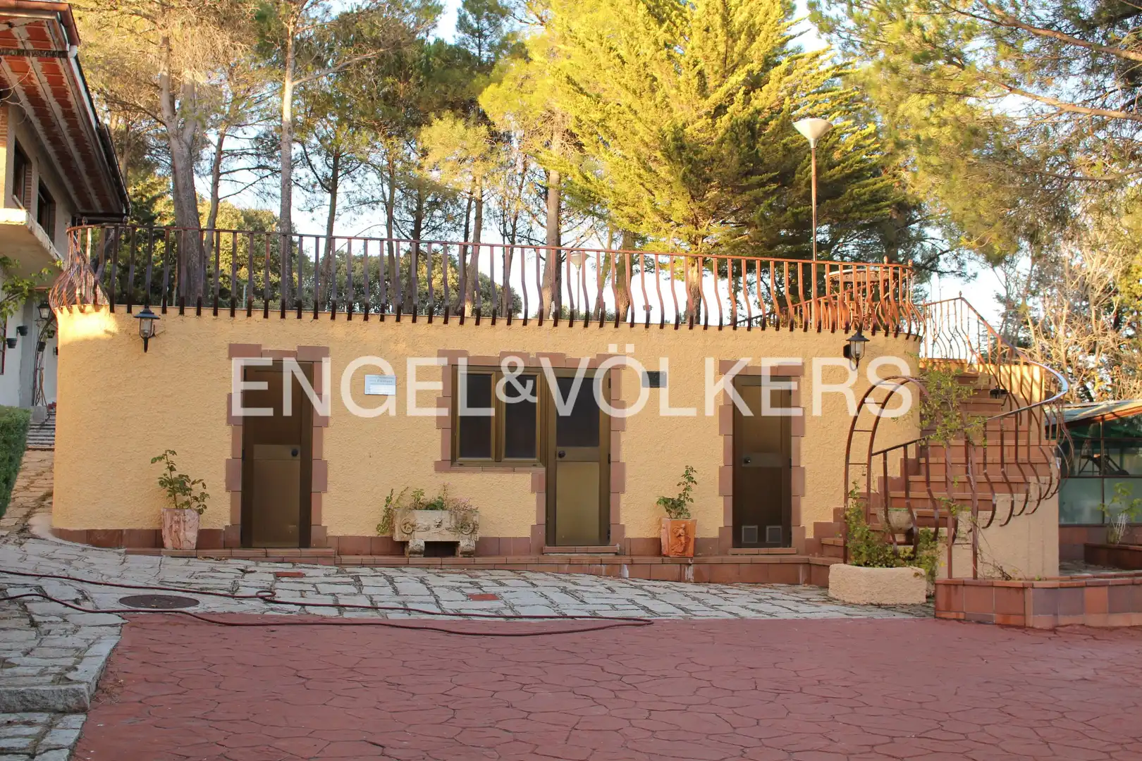 Vista exterior de Casa o chalet en venta en Cabanillas de la Sierra con Calefacción, Jardín privado y Piscina