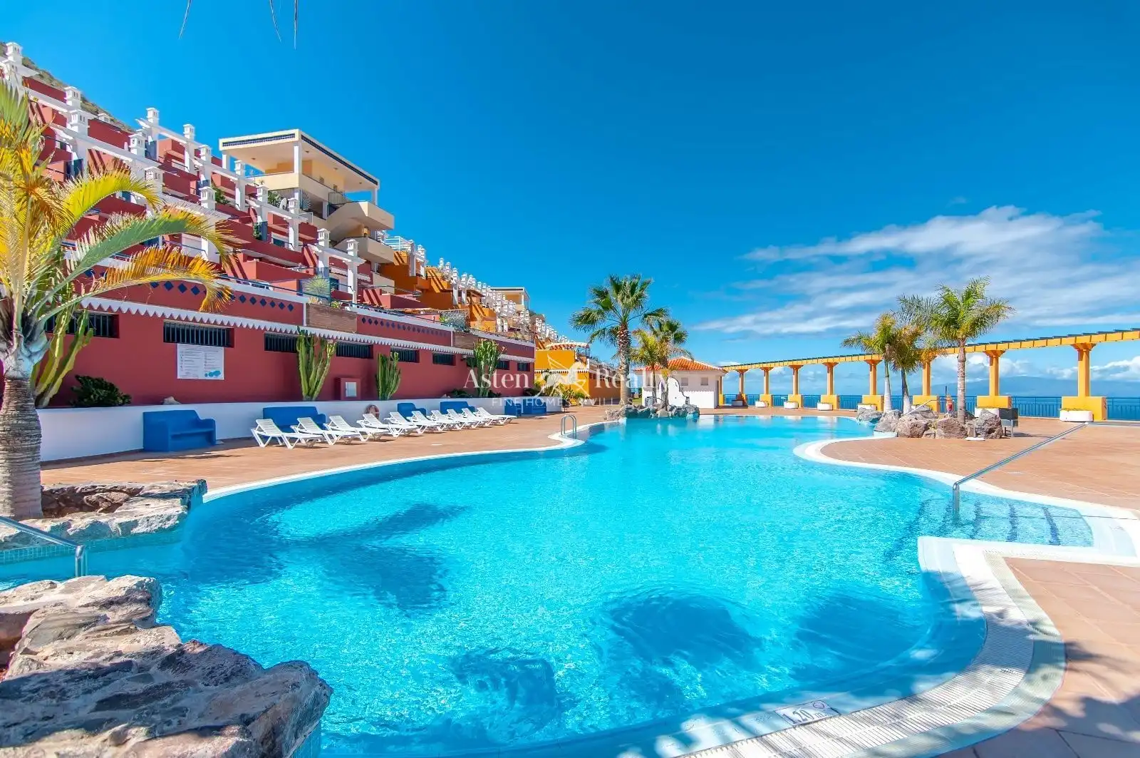 Vista exterior de Àtic en venda en Adeje amb Terrassa, Piscina i Piscina comunitària