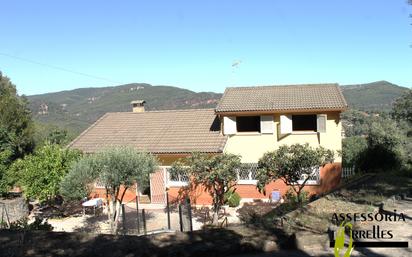 Vista exterior de Casa o xalet en venda en Torrelles de Llobregat amb Calefacció, Jardí privat i Terrassa