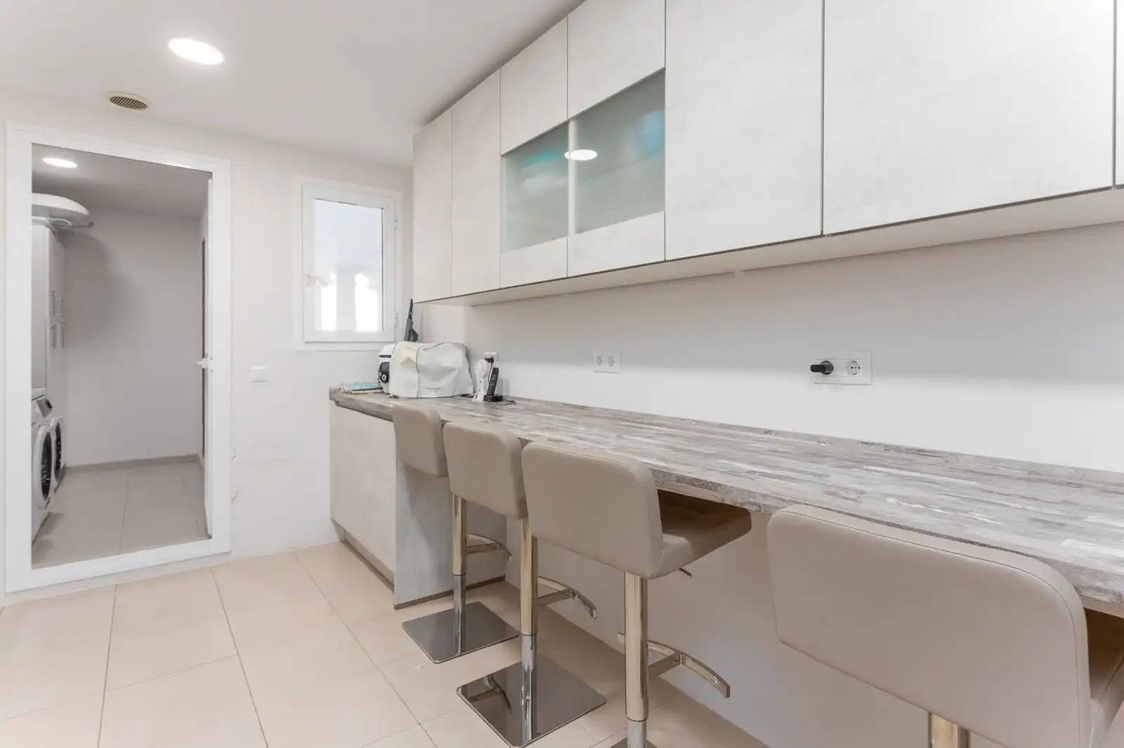 Küche von Wohnung zum Verkauf in Marbella mit Klimaanlage, Privatgarten und Terrasse