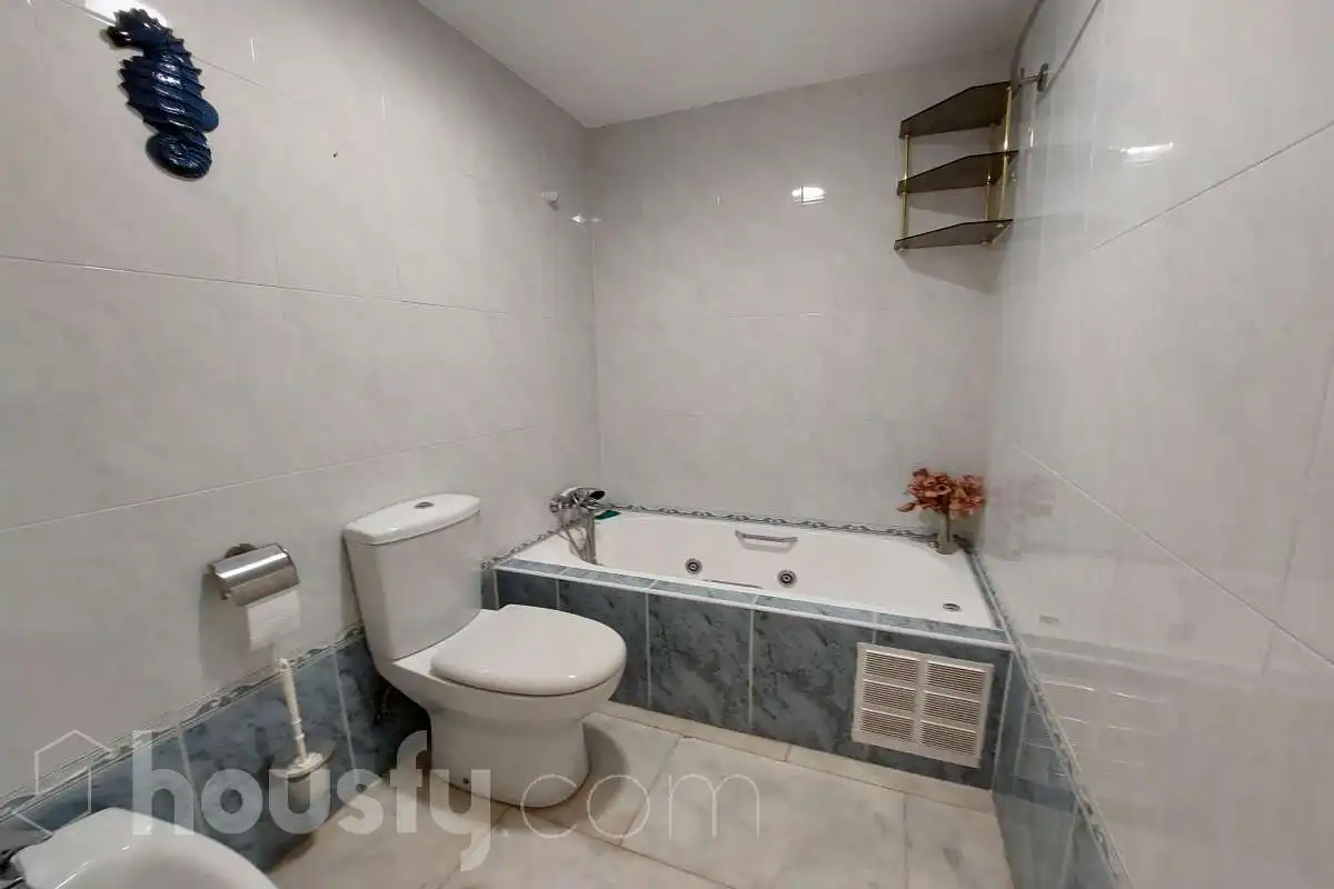 Bany de Pis en venda en Villajoyosa / La Vila Joiosa amb Aire condicionat, Jardí privat i Terrassa