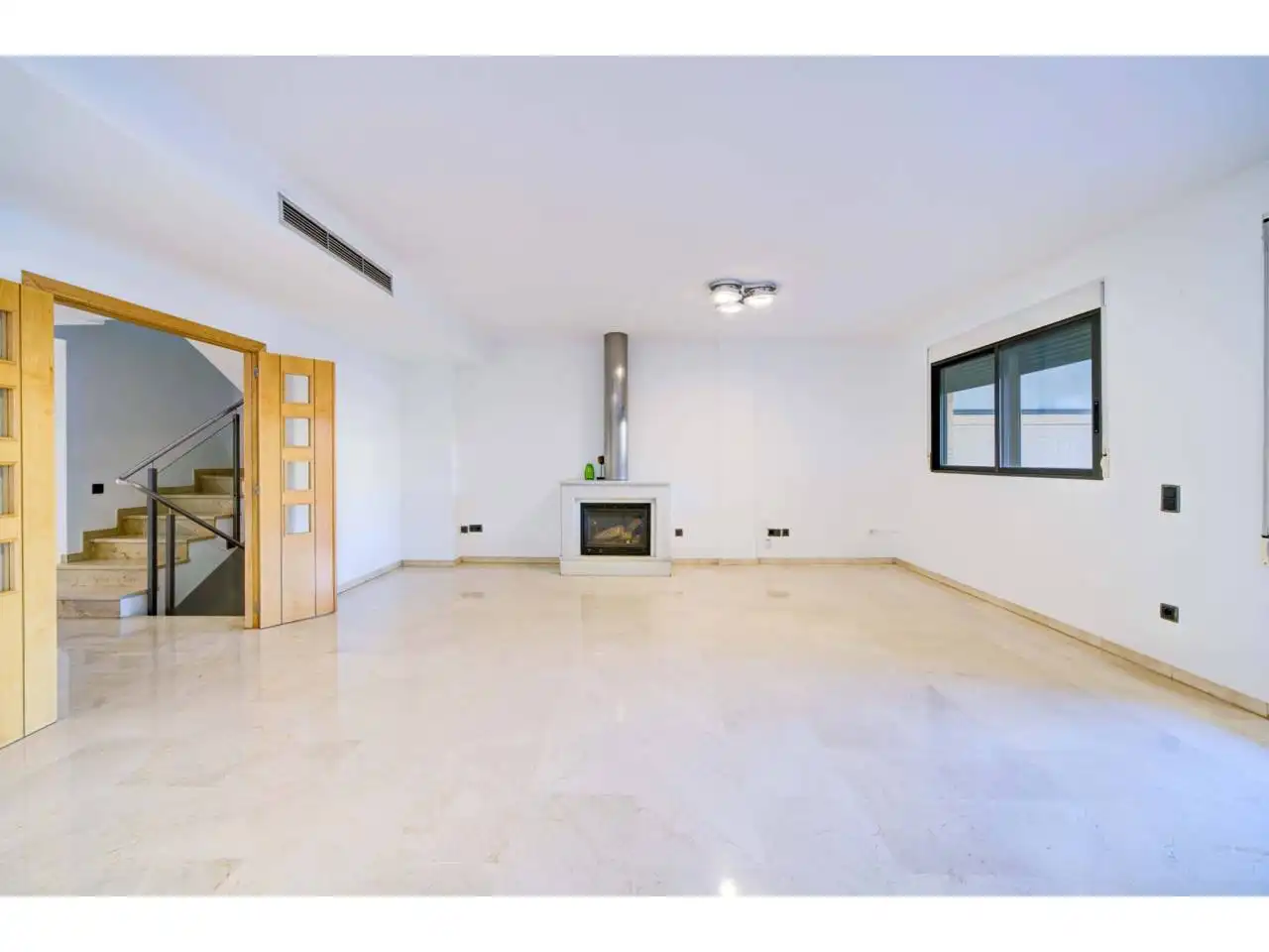 Sala de estar de Casa adosada en venta en Valencia con Aire acondicionado, Calefacción y Terraza