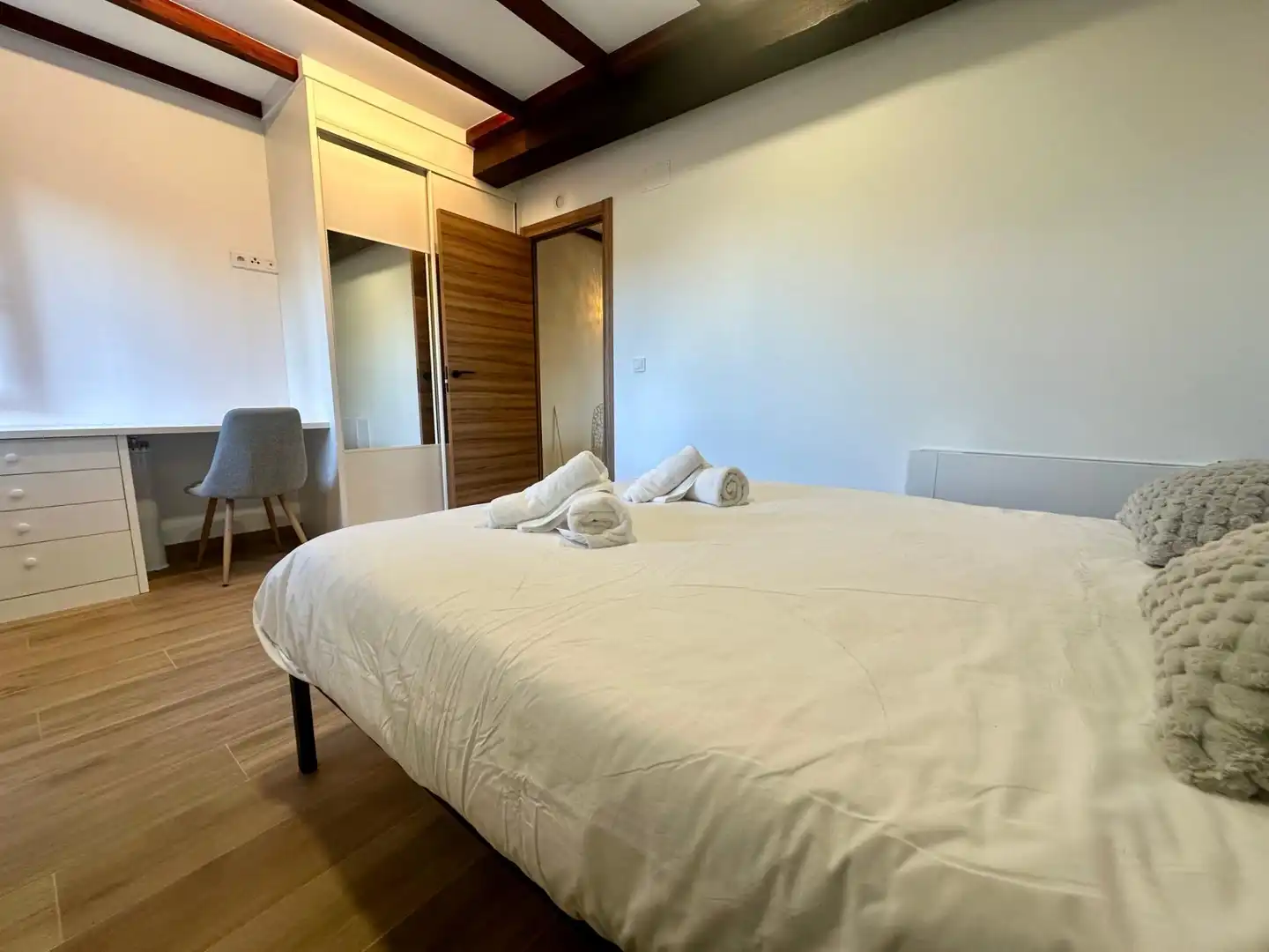 Schlafzimmer von Erdgeschoss zur Miete in Miengo mit Privatgarten, Terrasse und Möbliert