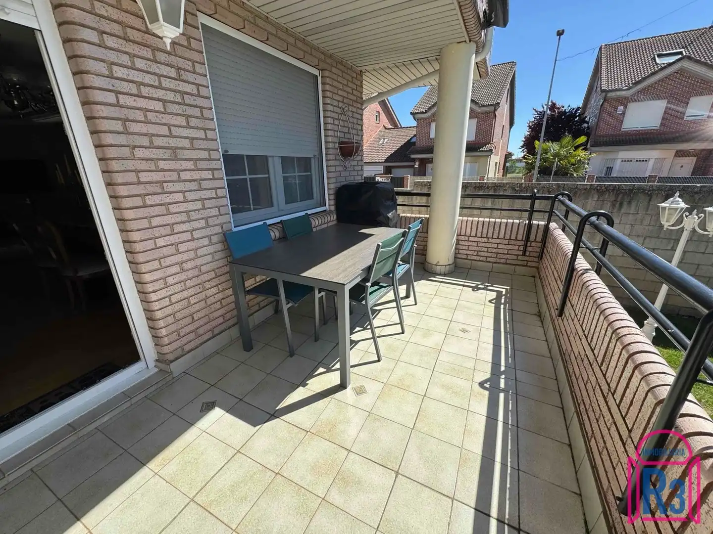 Terrassa de Casa adosada en venda en Villaquilambre amb Calefacció, Terrassa i Piscina