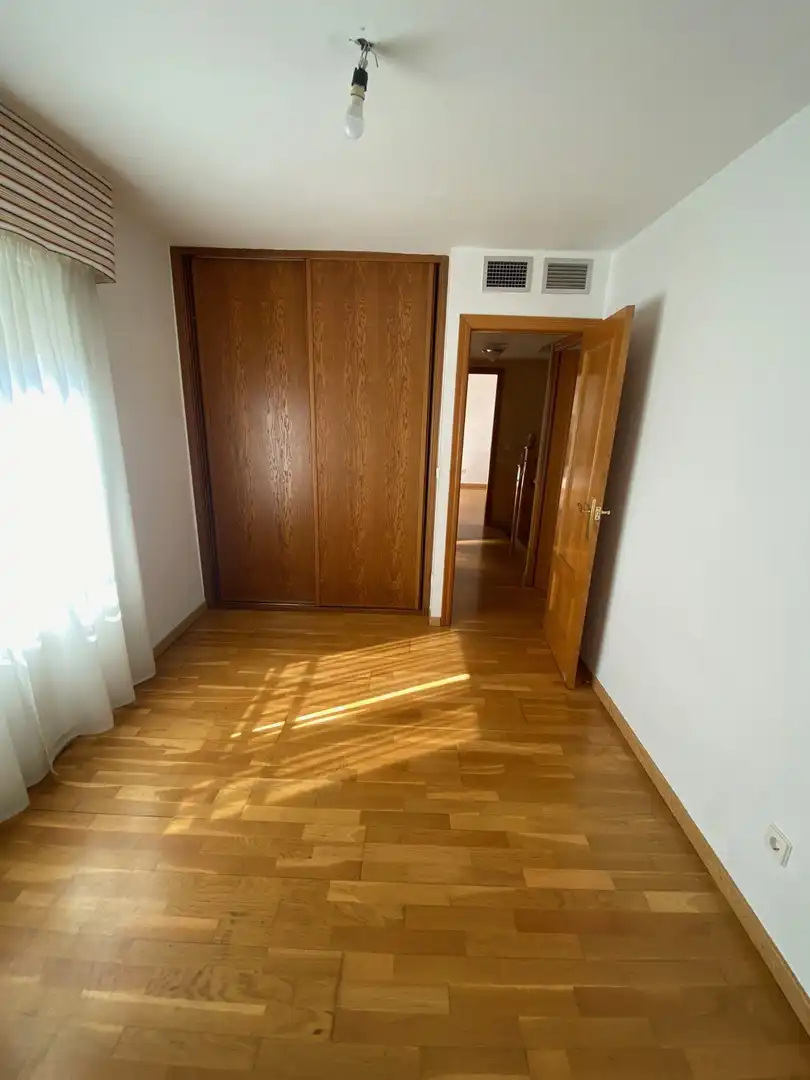Dormitori de Casa adosada en venda en Zaragoza amb Terrassa i Piscina