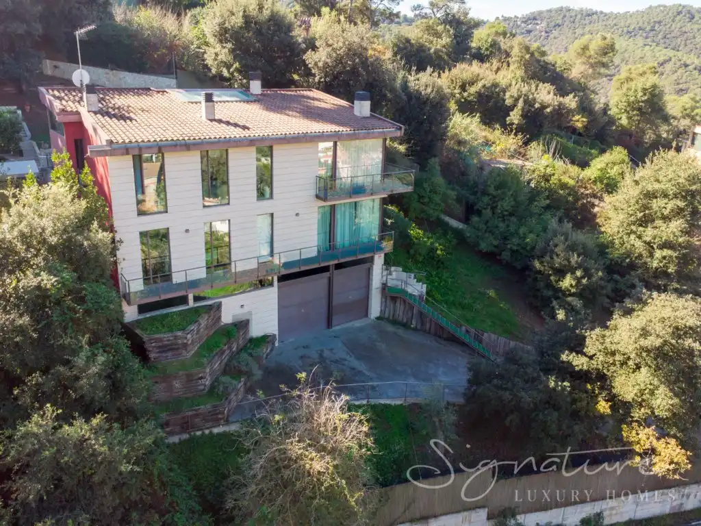 Vista exterior de Casa o xalet en venda en Barcelona amb Aire condicionat