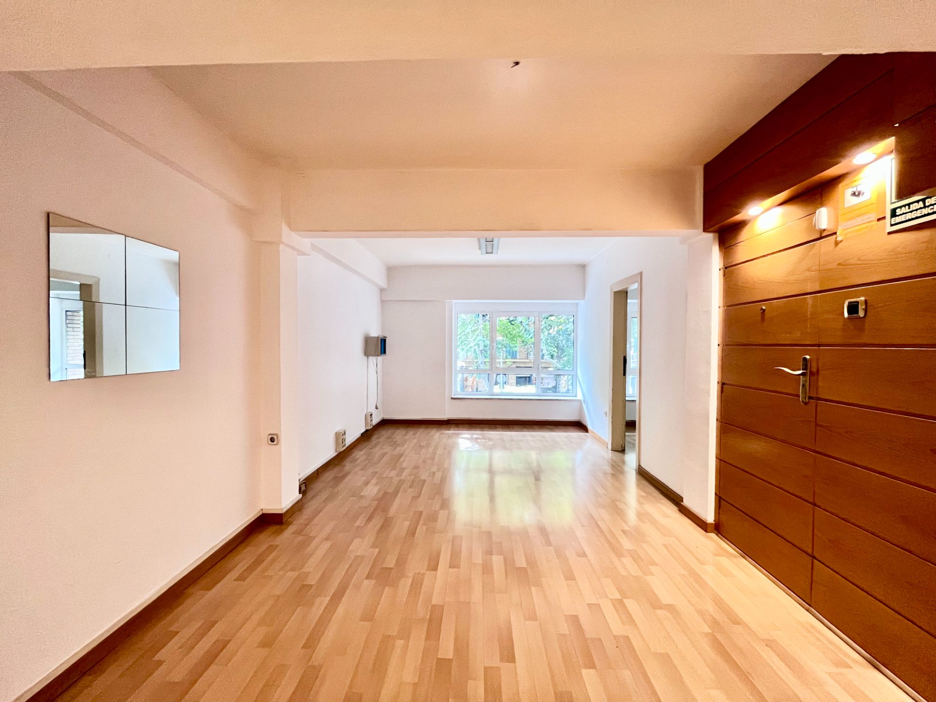 Sala d'estar de Oficina de lloguer en  Barcelona Capital amb Aire condicionat i Moblat