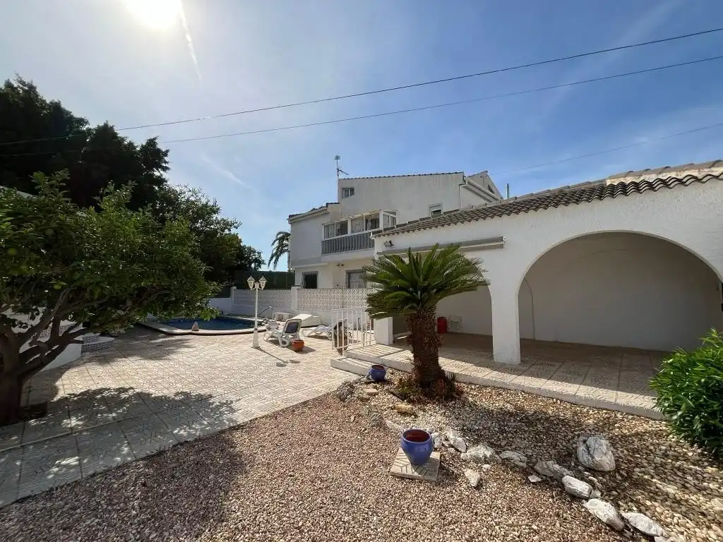 Vista exterior de Casa o xalet en venda en Los Alcázares amb Aire condicionat, Jardí privat i Terrassa