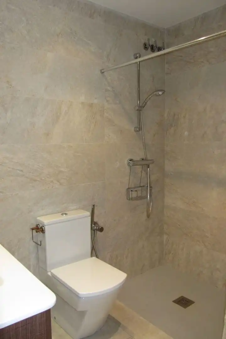 Baño de Piso de alquiler en Girona con Aire acondicionado, Calefacción y Lavadora