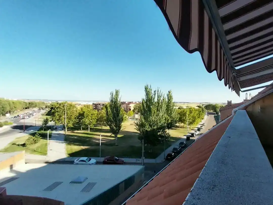 Vista exterior de Ático en venta en Cistérniga con Parquet y Trastero