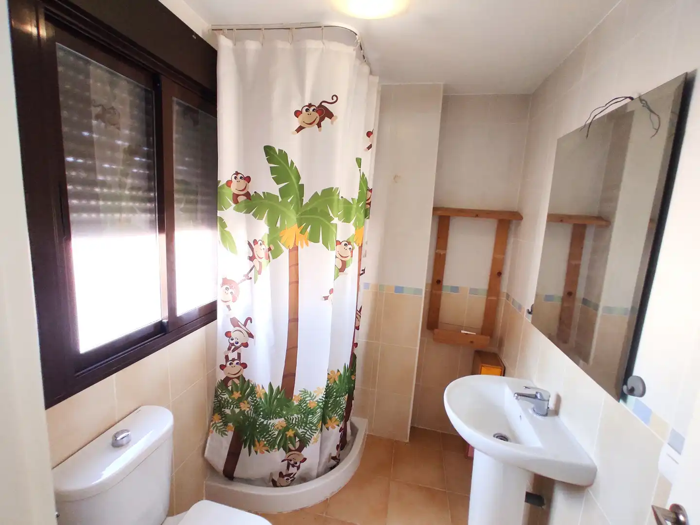 Baño de Piso de alquiler en Peligros con Aire acondicionado, Calefacción y Amueblado