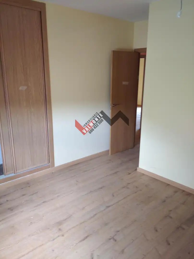 Habitación de Casa adosada en venta en El Casar de Escalona con Calefacción y Trastero