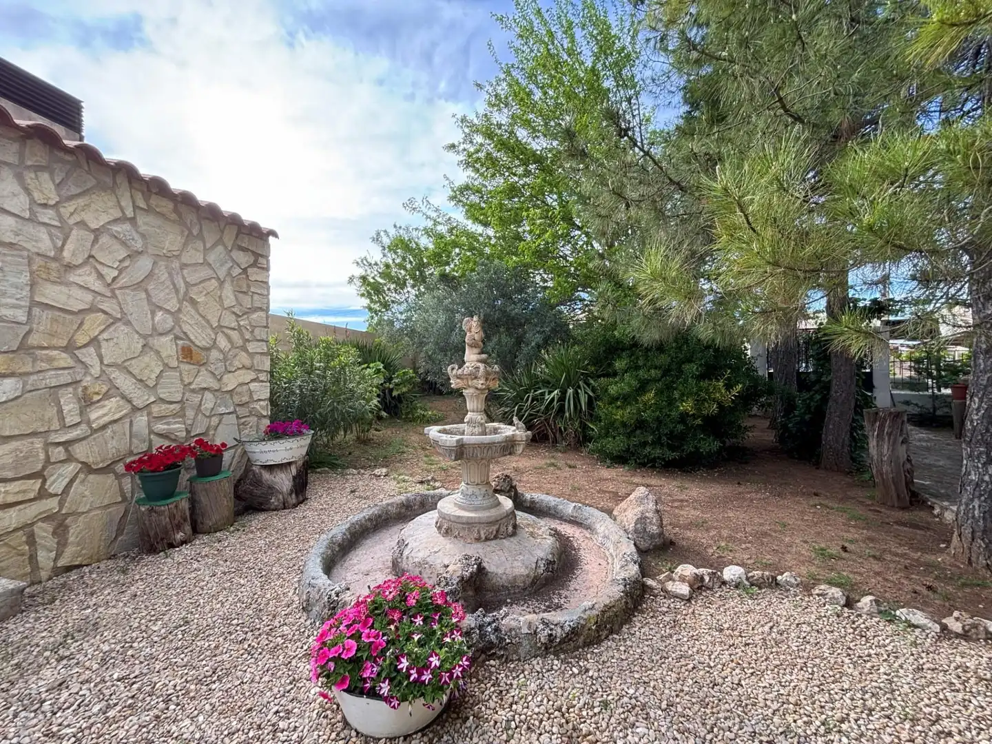Jardí de Finca rústica en venda en La Almarcha  amb Calefacció, Jardí privat i Piscina
