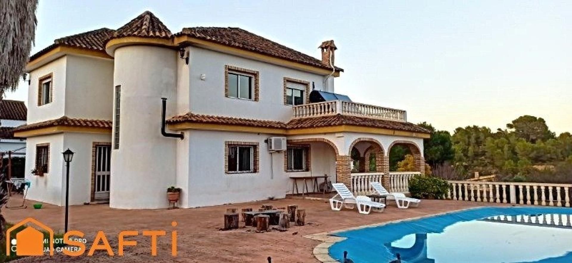 Vista exterior de Finca rústica en venda en Chiva amb Aire condicionat, Piscina i Balcó