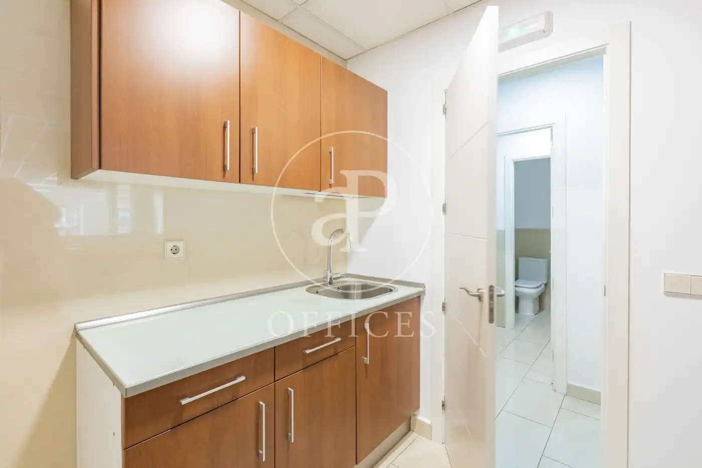 Office for rent in Madrid  with Air Conditioner