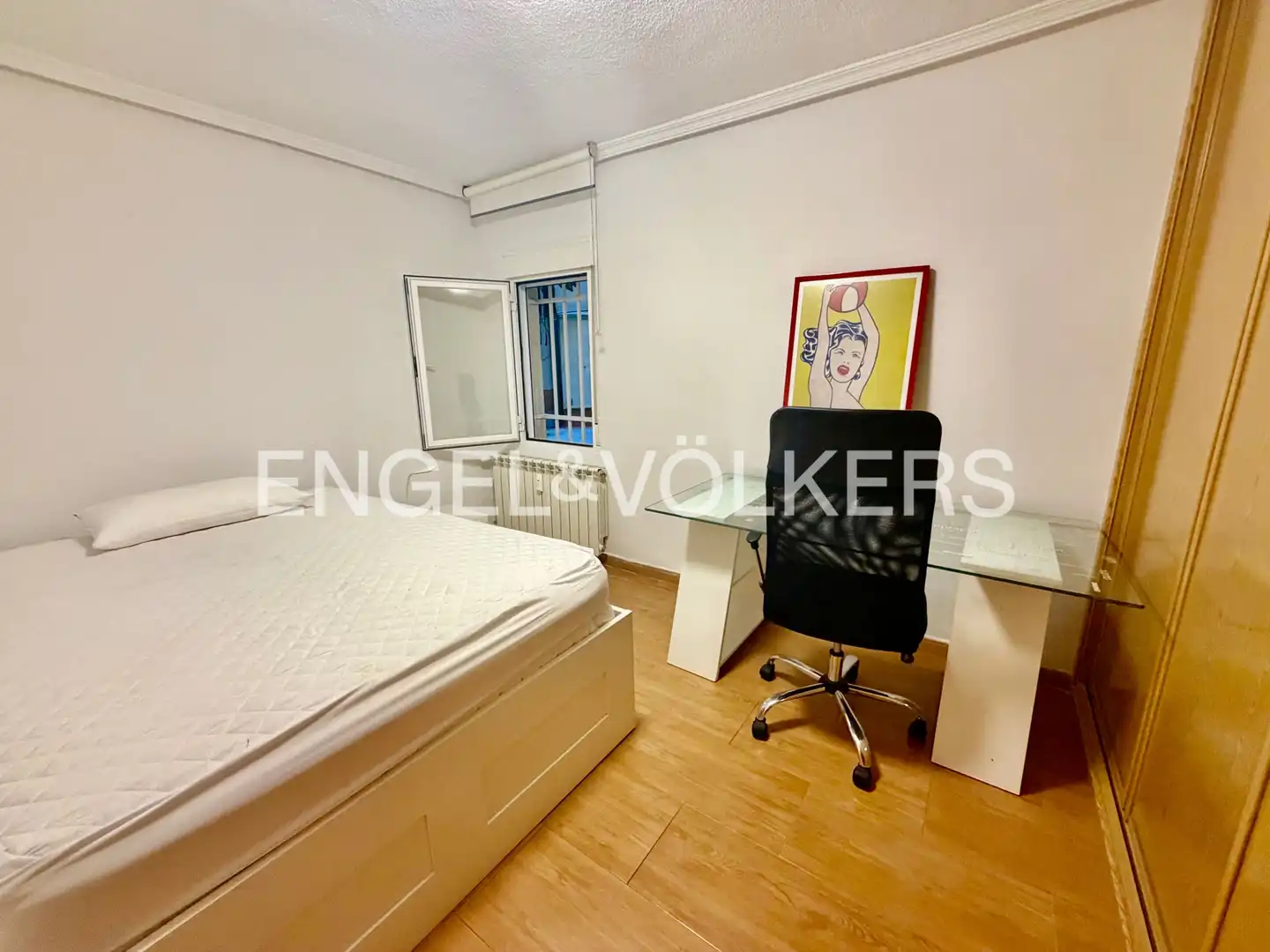 Schlafzimmer von Wohnung zur Miete in Madrid mit Heizung, Parkett und Möbliert