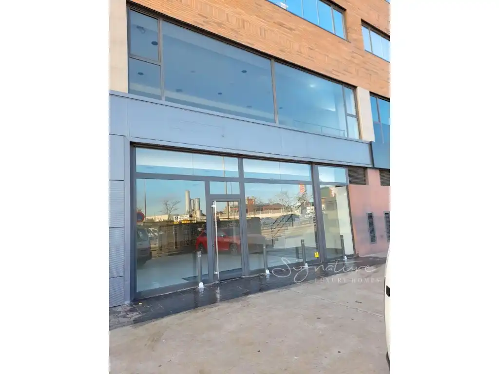 Local comercial en alquiler en Avenida Corts Catalanes 2