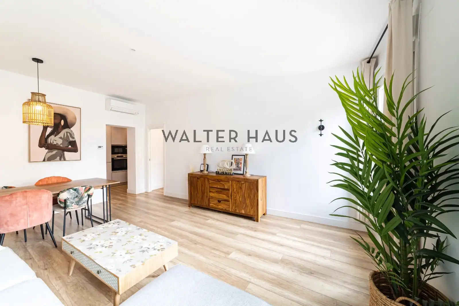 Living room of Flat for sale in Madrid  with Air Conditioner, Heating and Furnished