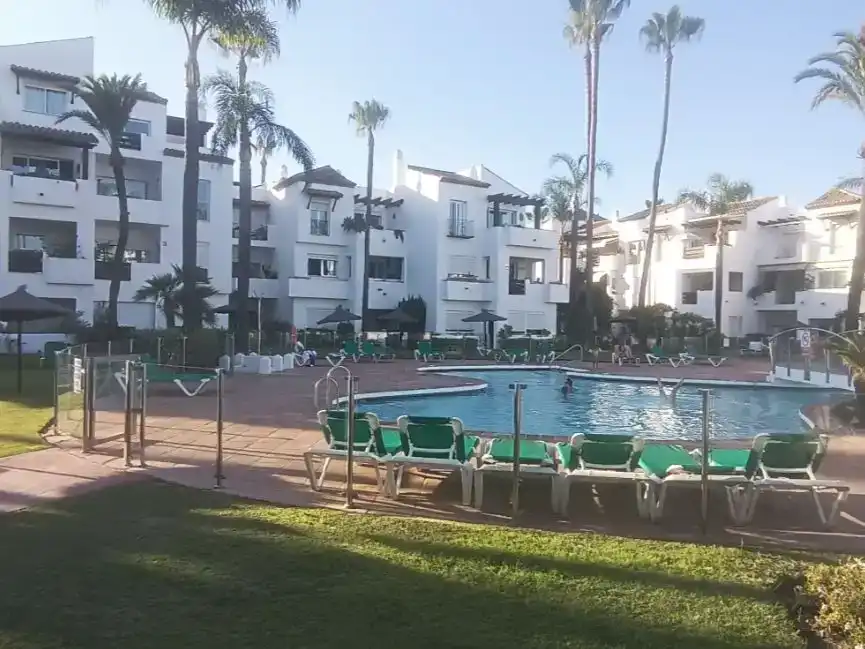 Vista exterior de Pis en venda en Estepona amb Aire condicionat i Piscina