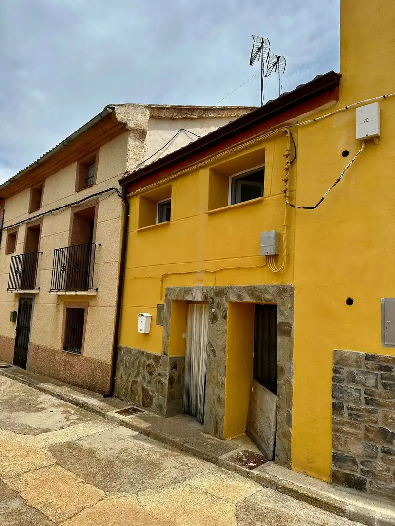 Vista exterior de Casa o xalet en venda en Villahermosa del Campo amb Calefacció, Traster i Piscina