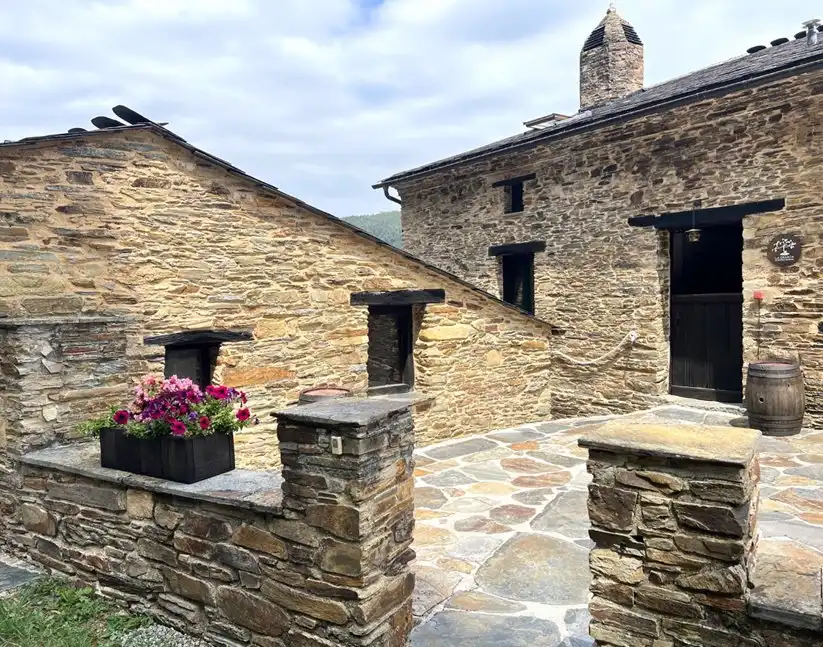 Vista exterior de Edificio en venta en San Tirso de Abres