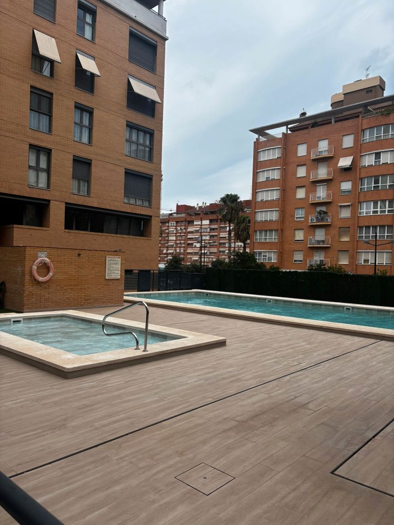 Piscina de Pis en venda en  Valencia Capital amb Aire condicionat, Calefacció i Piscina comunitària