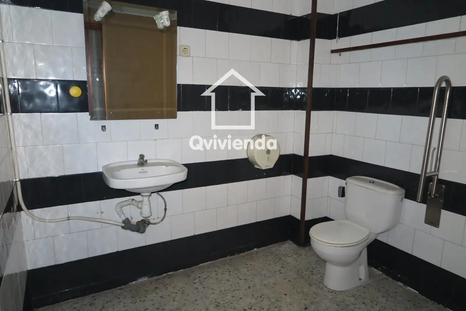 Bany de Local de lloguer en Can Borrell
