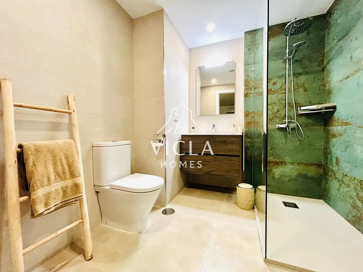 Badezimmer von Dachboden zur Miete in Santa Eulària des Riu mit Klimaanlage, Heizung und Terrasse